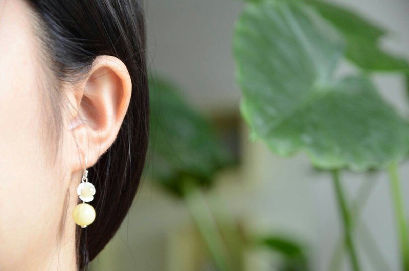 [Amber Flower & Fruit] Amber Honey Flower & Fresh Cute Earrings - Earrings & Clip-ons - Gemstone Yellow