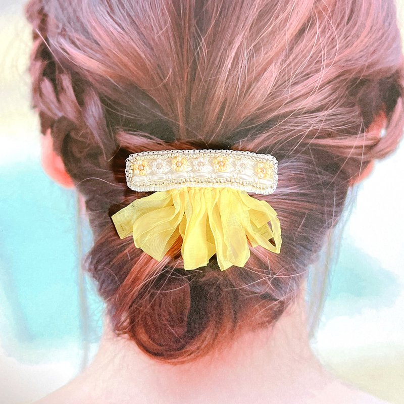 Fluffy jellyfish barrette - เครื่องประดับผม - ผ้าฝ้าย/ผ้าลินิน สีเหลือง