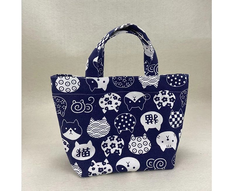 Drawstring bag-Japanese style cat - กระเป๋าถือ - ผ้าฝ้าย/ผ้าลินิน สีน้ำเงิน