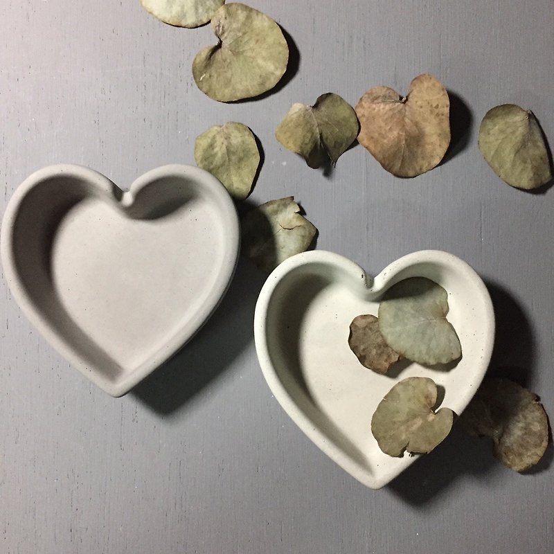 Fair face Concrete ashtray accessory holder in Playing card in Heart shape - กล่องเก็บของ - ปูน สีเทา