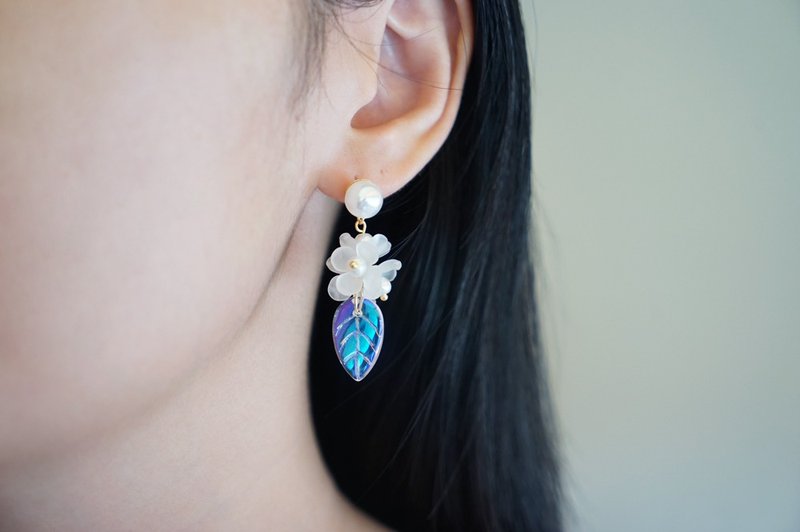 Little White Flower - Resin Flower Dangle Earrings - ต่างหู - เรซิน ขาว