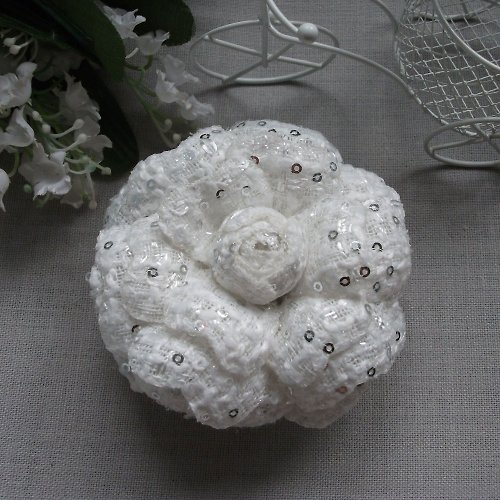 BROSHKI-KROSHKI Camellia flower brooch in white fabric