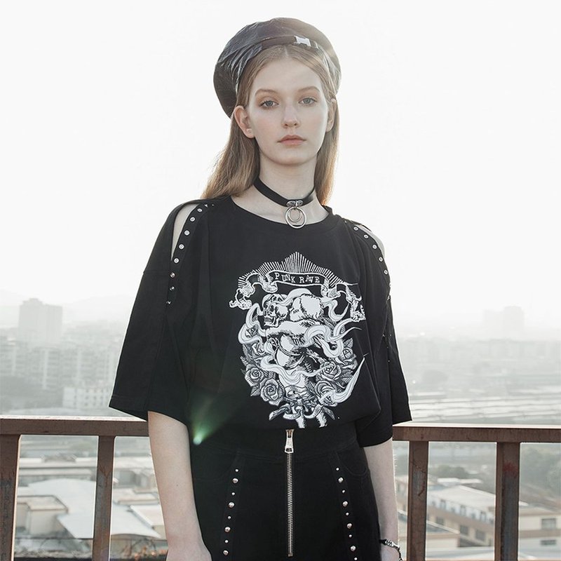 Punk Joan of Arc off-the-shoulder cotton top/loose fit/original print - เสื้อยืดผู้หญิง - วัสดุอื่นๆ สีดำ