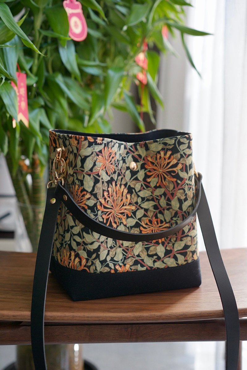 Morris Pattern Honeysuckle Linen Crossbody Bucket Bag - กระเป๋าแมสเซนเจอร์ - ผ้าฝ้าย/ผ้าลินิน 