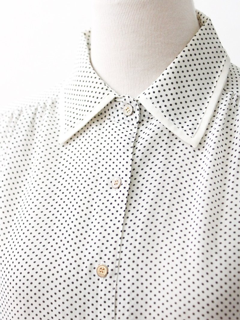 【RE0720T095】 geometric fresh retro simple dot little white short-sleeved ancient shirt - เสื้อเชิ้ตผู้หญิง - เส้นใยสังเคราะห์ ขาว