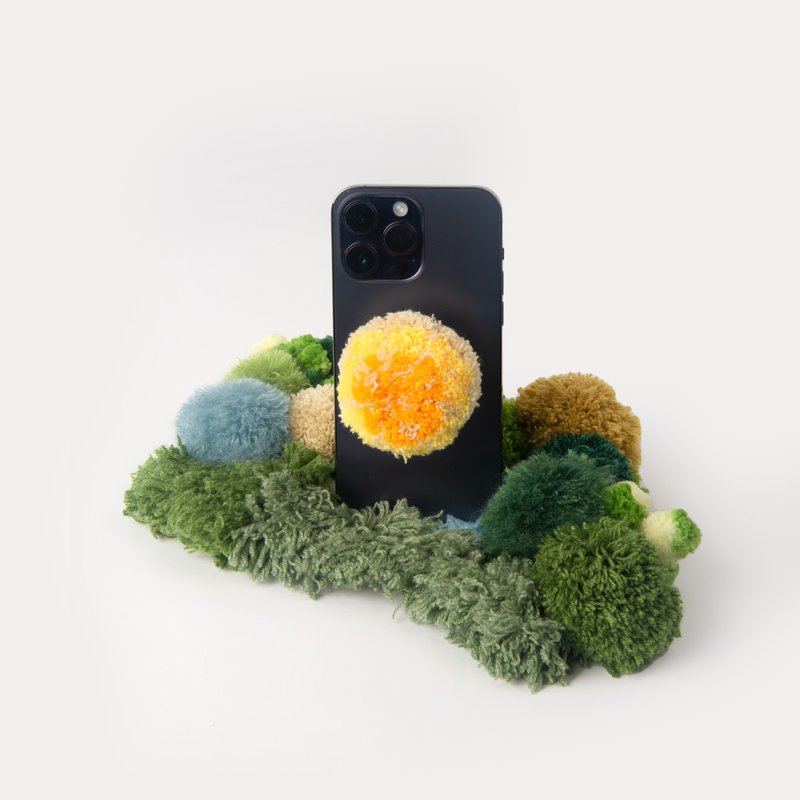 Yellow powdery mushroom-hand-tufted three-dimensional mushroom mobile phone holder-wool/handmade/drama/graduation gift - ที่ตั้งมือถือ - ขนแกะ สีเหลือง