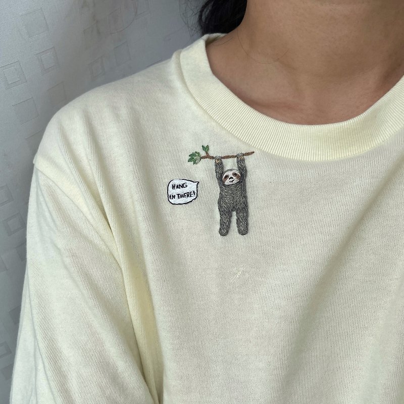 hand embroidery t-shirt Sloth said Hang in there! - 男 T 恤 - 棉．麻 多色