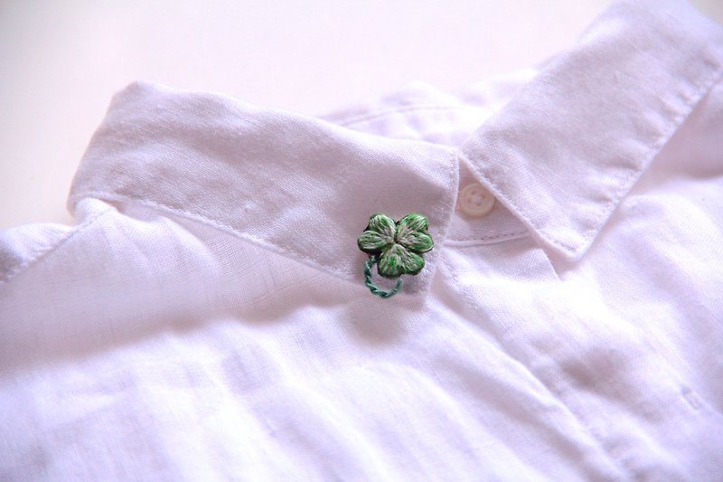 Stamp Series Clover Embroidery Plant Brooch - Brooches - Thread Green