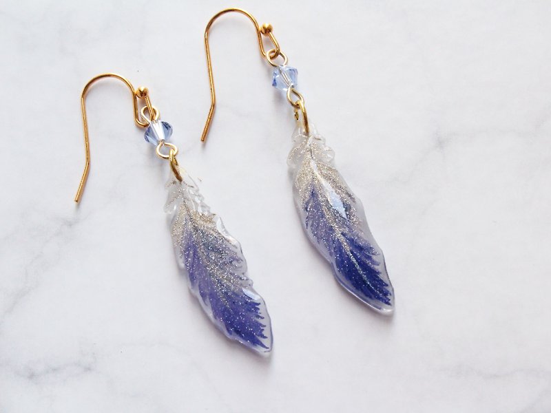 Hand painted feather earrings (blue) - ต่างหู - พลาสติก สีน้ำเงิน
