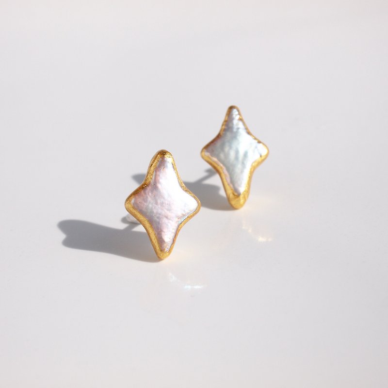 Made in Japan Gold Leaf Pearl Clip-On -Sparkles- Four-pointed star freshwater pearl - ต่างหู - ไข่มุก ขาว