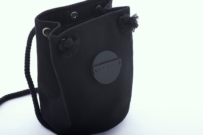 Cotton canvas circle bucket bag (Black Color) - กระเป๋าแมสเซนเจอร์ - ผ้าฝ้าย/ผ้าลินิน สีดำ