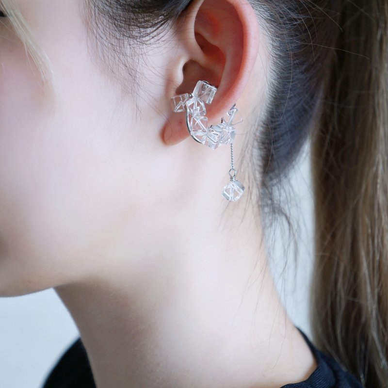 ・April birthstone・crystal・ Single ear cuff ・solids.crystal・April birthstone cry - Earrings & Clip-ons - Stone Transparent