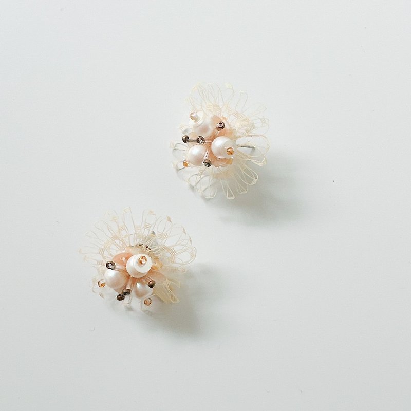 The fourth air flower Mika color earrings/ear needles/ Clip-On/clip type/ear ornaments - ต่างหู - วัสดุอื่นๆ สีกากี