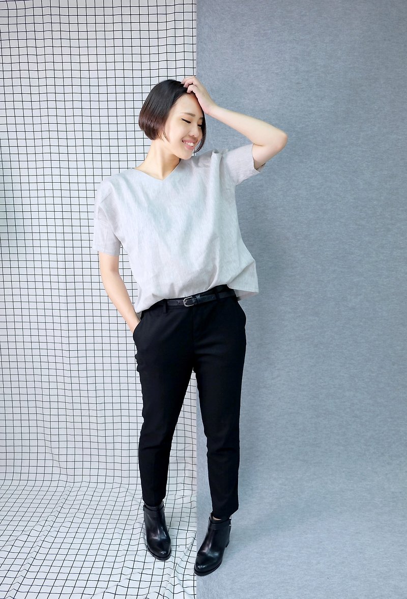 hikidashi V-neck Fall-Shoulder Folding Sleeve Top-Light Grey Linen - เสื้อผู้หญิง - ผ้าฝ้าย/ผ้าลินิน สีเทา