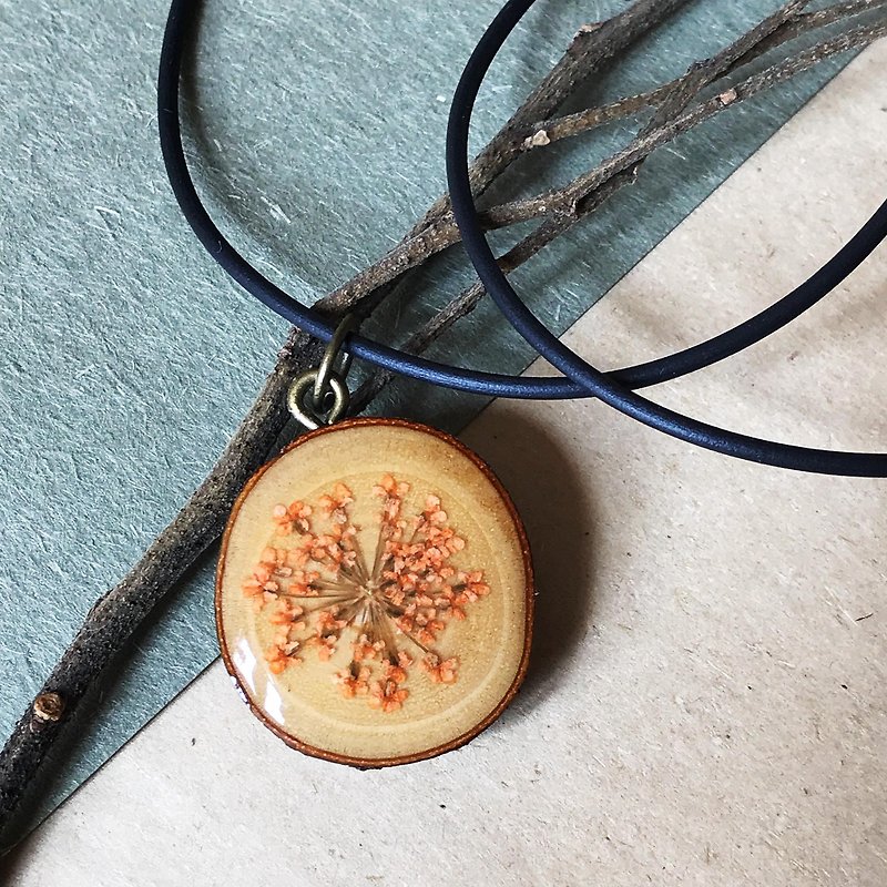 Dried Flower Epoxy Necklace/Pendant (Short Style) - สร้อยคอ - ไม้ หลากหลายสี