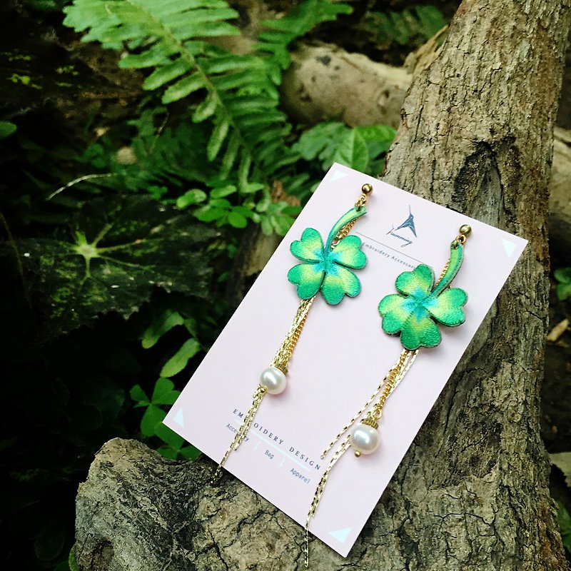 humming- Lucky Clover / Plant /Embroidery earrings - Earrings & Clip-ons - Thread Green
