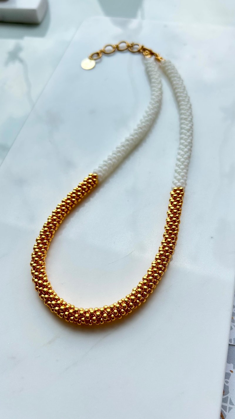 Golden White Bead-woven Necklace-to-bracelet Style - สร้อยคอ - วัสดุอื่นๆ สีทอง