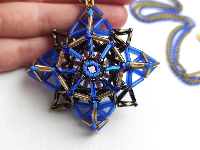 Blue openwork beaded pendant with a faceted bead on a chain - 項鍊 - 玻璃 藍色