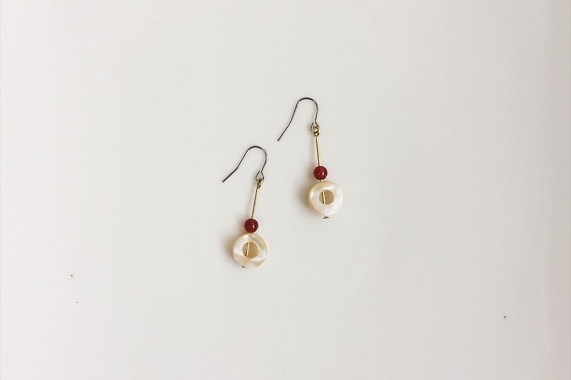 Small apple pearl shell natural stone earrings - ต่างหู - โลหะ สีแดง