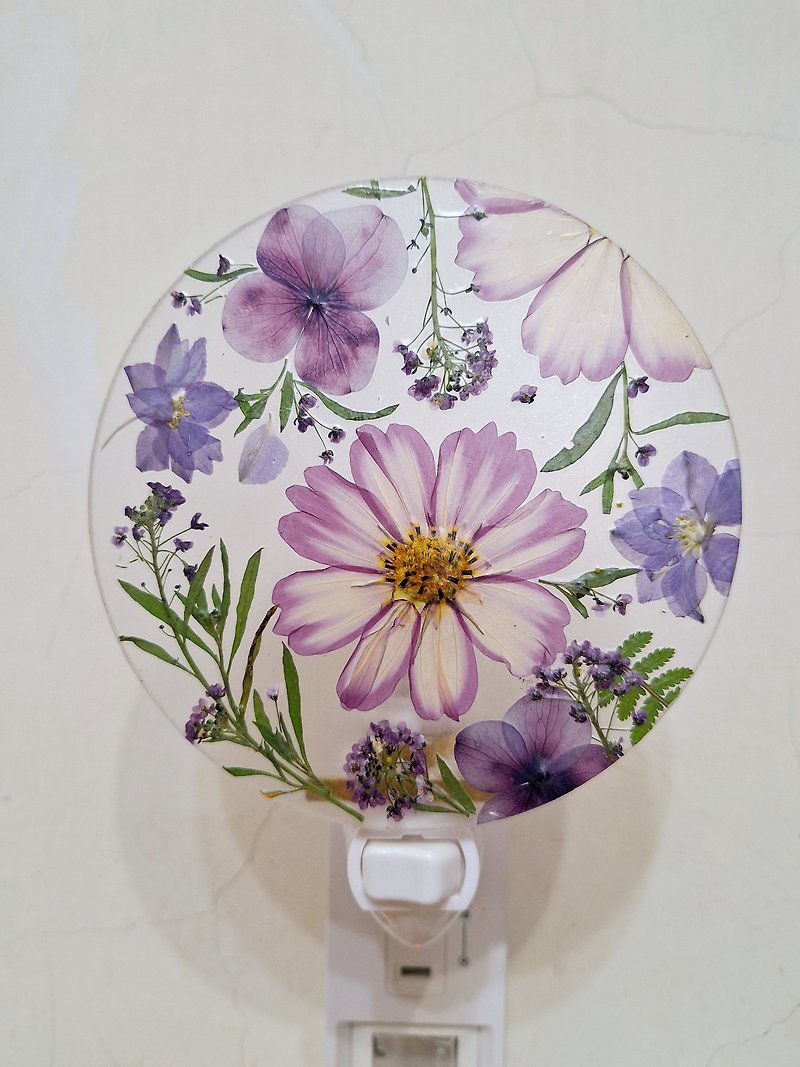 Pressed flower nightlight, Home Decor,Hand craft - โคมไฟ - พลาสติก สีม่วง