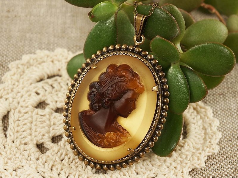 Vintage Glass Girl Lady Cameo Brown Golden Yellow Brass Pendant Necklace Jewelry - Necklaces - Glass Brown