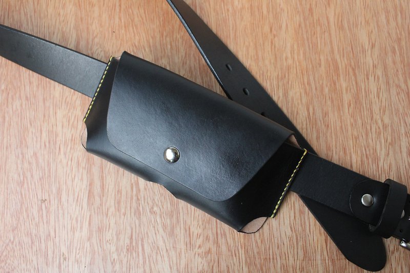 【Mini5】Handmade Leather Mobile Phone Pocket (Black) - อื่นๆ - หนังแท้ สีดำ