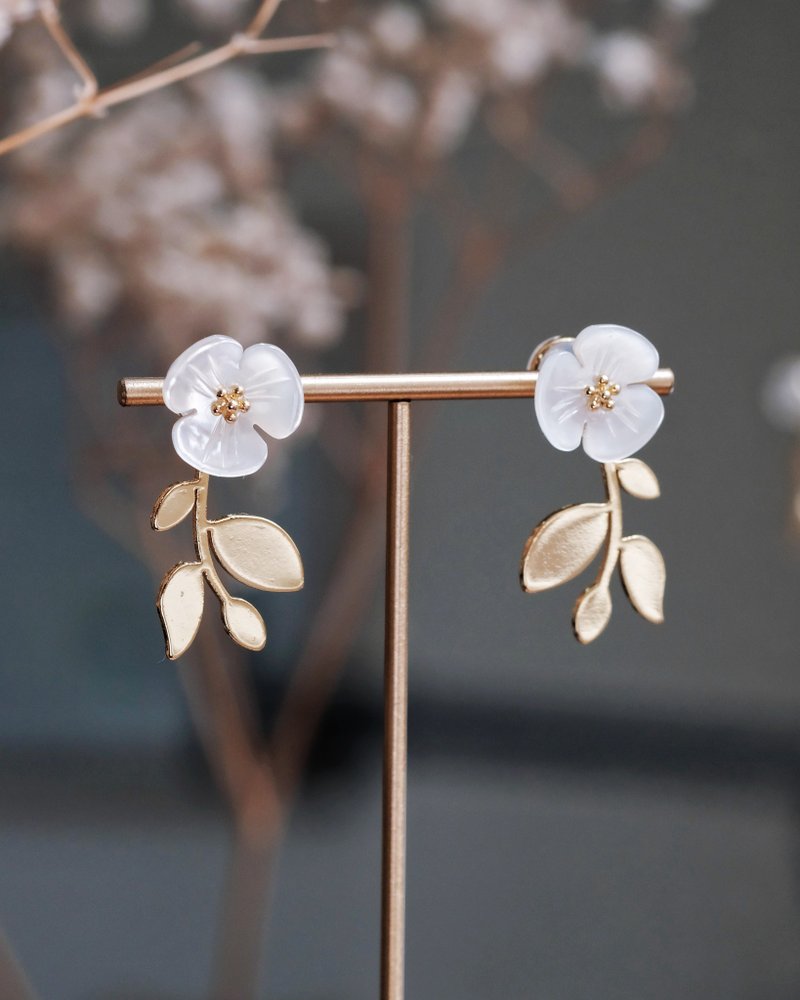 白蝶貝 小花枝葉 2WAYピアス - ピアス・イヤリング - その他の素材 ホワイト
