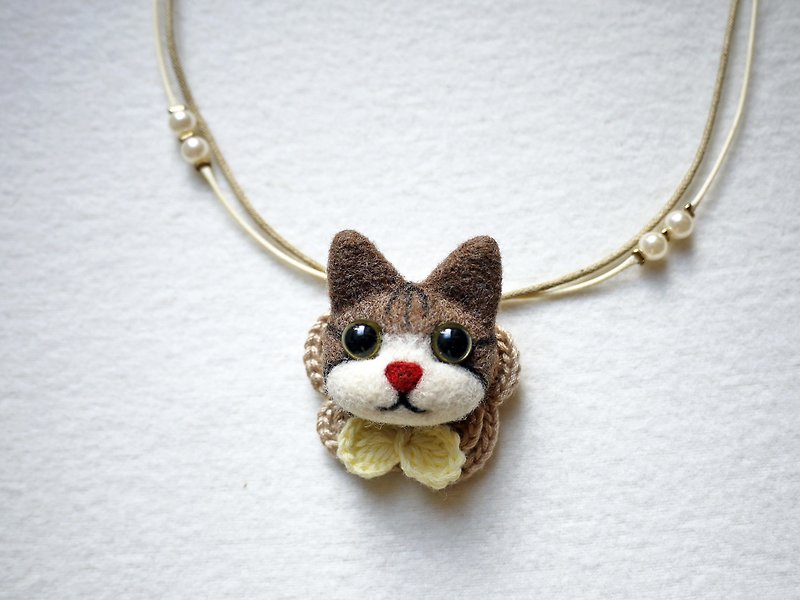 Petwoolfelt - Needle-felted brown tabby cat 2-ways accessories (necklace + brooc - สร้อยคอ - ขนแกะ สีกากี