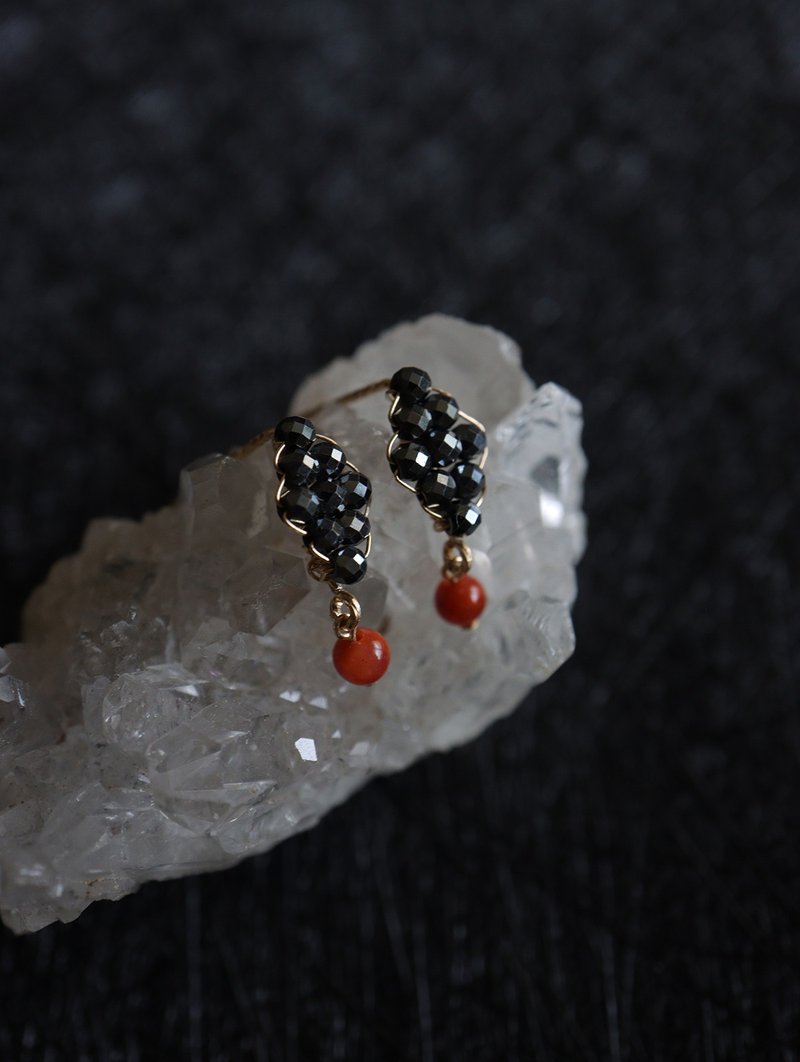 14KGF black Stone × southern red agate natural stone earrings - Earrings & Clip-ons - Gemstone Red