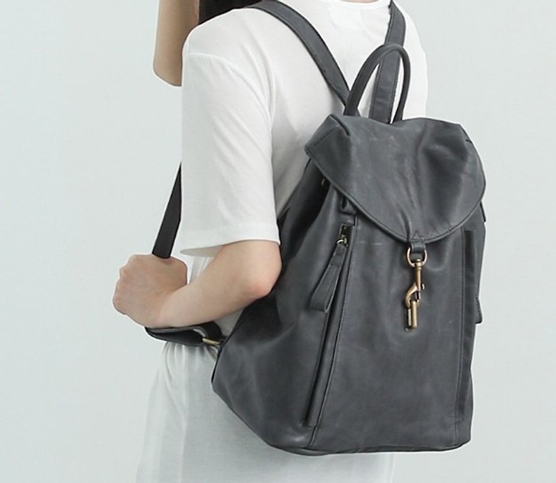 Shape buckle lift cover zipper leather backpack gray black - กระเป๋าเป้สะพายหลัง - หนังแท้ สีเทา