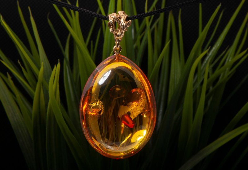 Elegant Baltic amber pendant with nice glitters, Unique honey amber pendantd - สร้อยคอ - เครื่องประดับพลอย สีทอง