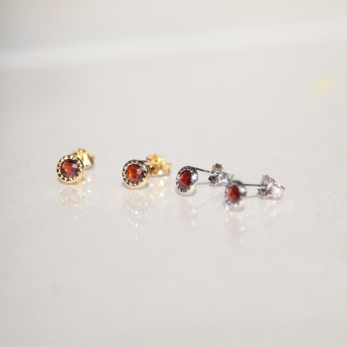Isha Jewelry 純銀輕珠寶 石榴石小圓片針式耳環 1月誕生石。生日禮物。天然石。可改耳夾
