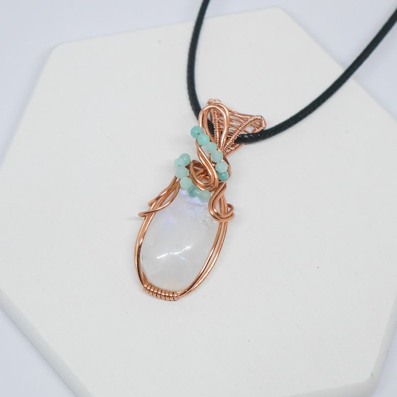 【Yuemu. Pleasant to the eyes] The stars flow - moonstone - Stone- metal wire braiding - pendant - สร้อยคอ - เครื่องประดับพลอย 