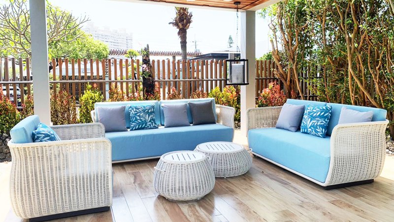 屋外用コーヒーテーブル Muen ラウンドプラスチックラタンコーヒーテーブルアルミプレートテーブルトップ耐日光・耐雨性家具ハンドル付き - 机・テーブル - アルミニウム合金 ホワイト