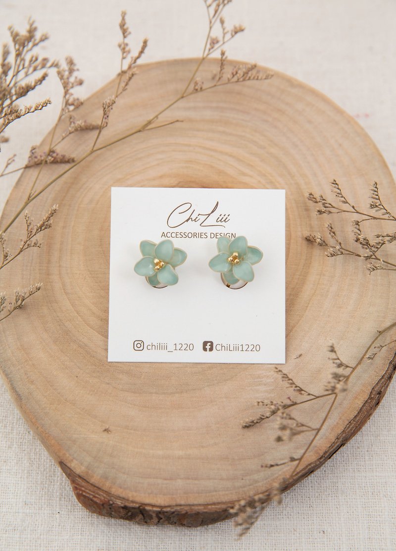 . First opened. A total of two-color porcelain blue/white gradation three-dimensional flower handmade resin earrings/ Clip-On - ต่างหู - เรซิน สีเขียว