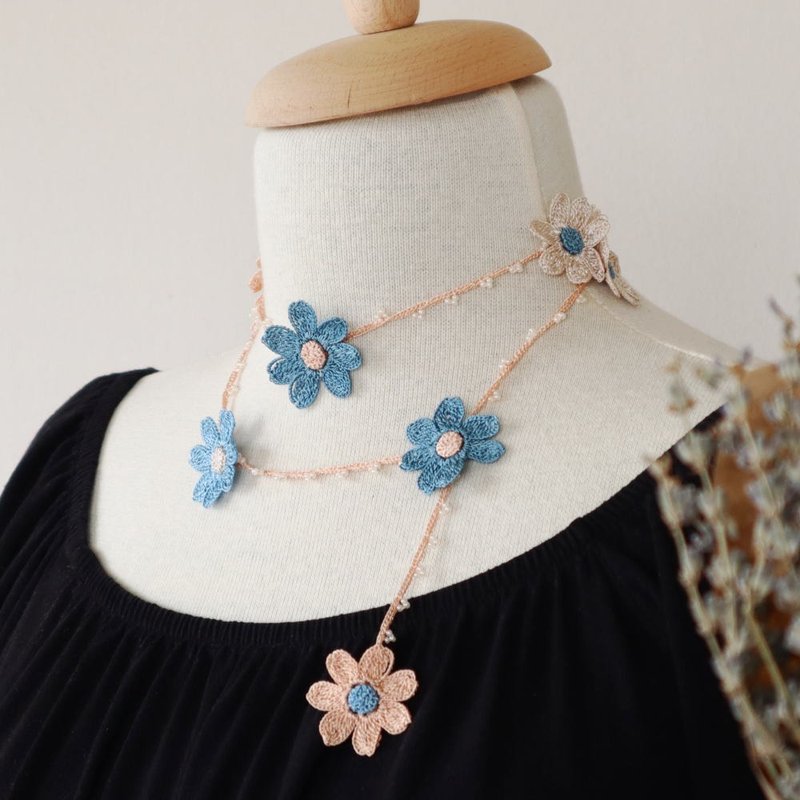 レース編みの90cmラリエット【デイジー】エージャン・シー - ネックレス - ポリエステル ブルー