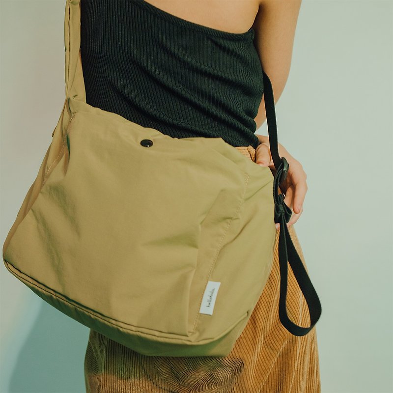 Messenger Bag Crossbody Bag | NICK 2 Way Drawstring Shoulder Bag(Frosted Almond) - กระเป๋าแมสเซนเจอร์ - ไนลอน สีกากี