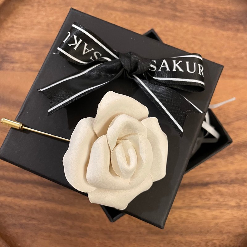 【客製化禮物】皮革玫瑰花胸針 中碼 - 擺飾/家飾品 - 真皮 白色