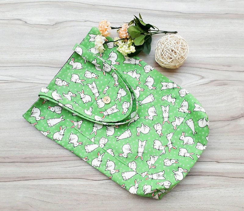 [Green Shopping Bag] Rabbit on the grass - กระเป๋าแมสเซนเจอร์ - ผ้าฝ้าย/ผ้าลินิน สีเขียว