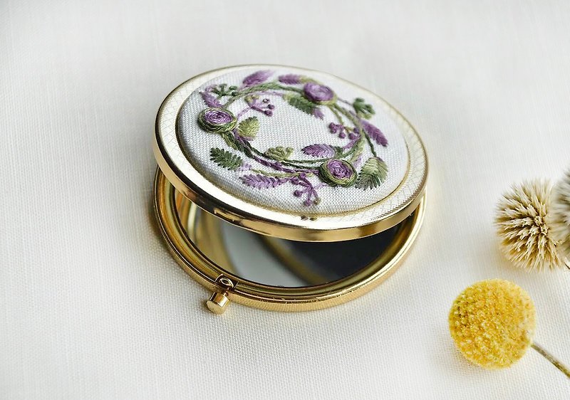 法式刺繡紫藤花圈雙面鏡盒 - 彩妝刷具/鏡子/梳子 - 繡線 多色