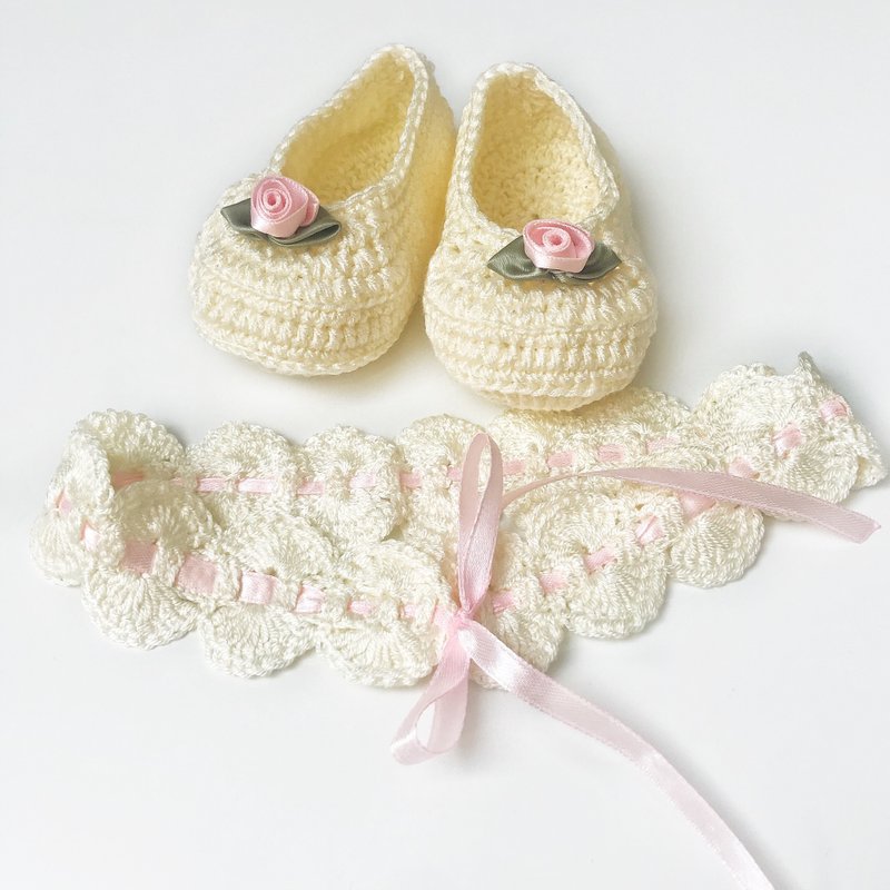 Crochet baby shoes and headband, Floral baby headband, Baby booties, slipper - รองเท้าเด็ก - ผ้าฝ้าย/ผ้าลินิน ขาว