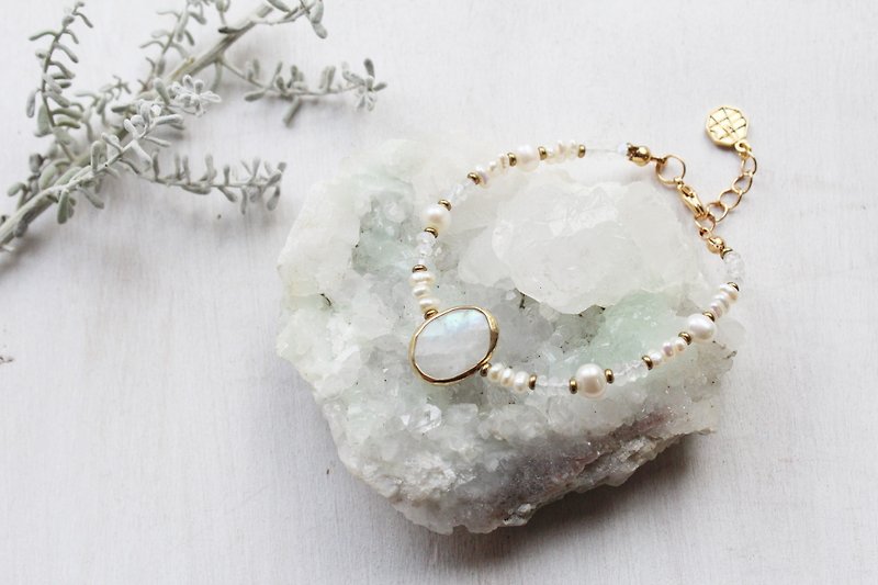Miss Elegant | White Moonlight pearl design bracelet - สร้อยข้อมือ - เครื่องเพชรพลอย ขาว
