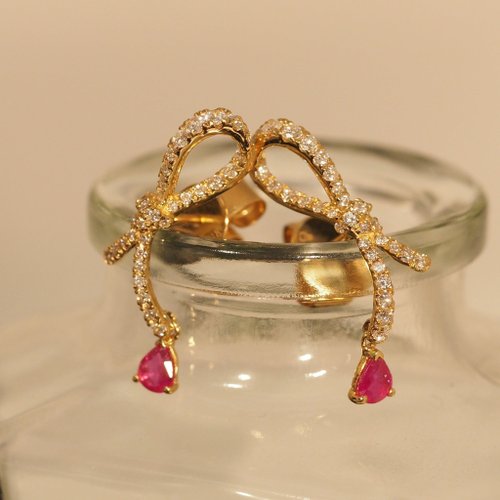 IRIZA Jewellery 18K金紅寶石梨絲帶耳環18K Gold Ruby Pear Ribbon Earrings