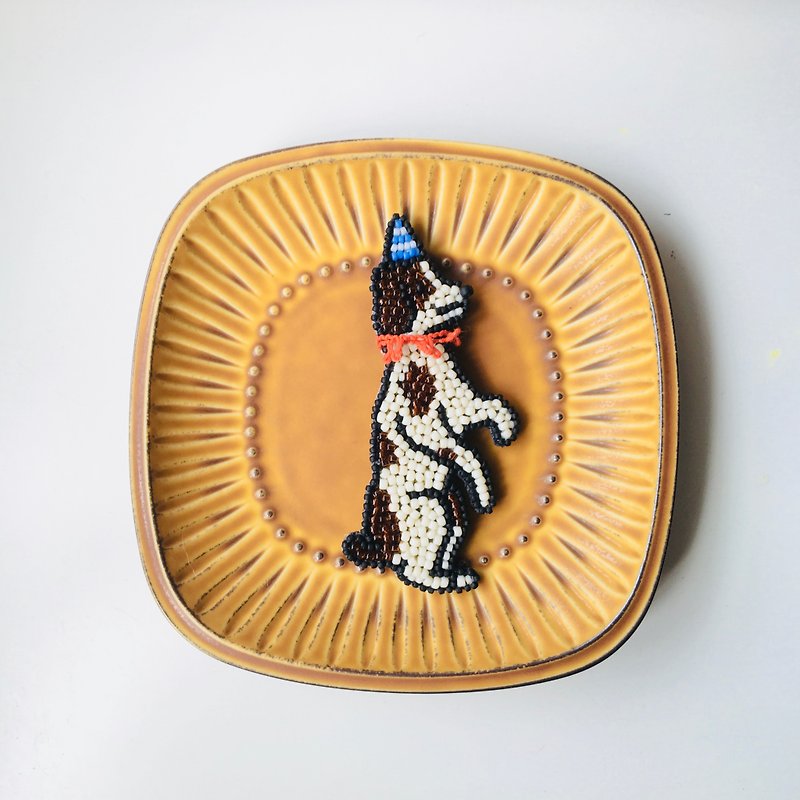 Tearoom I happy circus ‧  Beagle puppy embroidery brooch - เข็มกลัด - วัสดุอื่นๆ สีนำ้ตาล