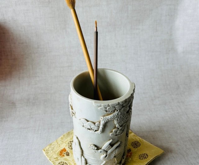 中國清代王炳榮瓷雕松鶴圓筆筒│白釉雕刻紋理光滑瑞文堂｜筆筒/筆座