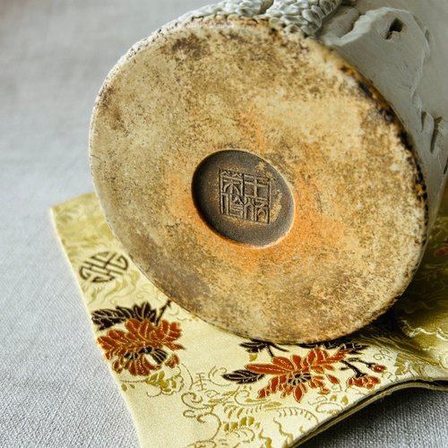 中國清代王炳榮瓷雕松鶴圓筆筒│白釉雕刻紋理光滑瑞文堂｜筆筒