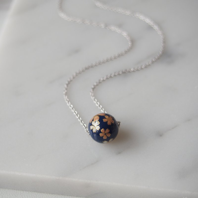 Exquisite Japanese style, hot cherry blossom dark blue beads, rhodium-plated copper chain necklace, gift - สร้อยคอ - โลหะ สีน้ำเงิน