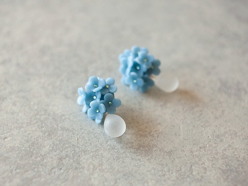 雫と紫陽花のイヤリング/ブルー - 耳環/耳夾 - 黏土 藍色