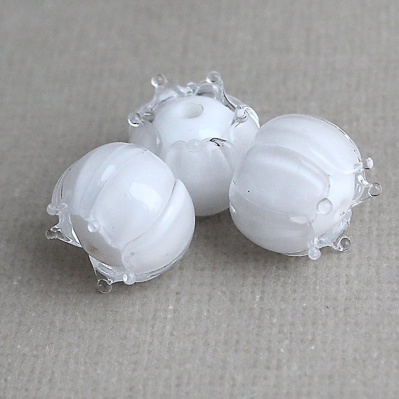 White flower glass beads 1 pc 13 mm handmade lampwork glass flower beads - งานเซรามิก/แก้ว - แก้ว ขาว