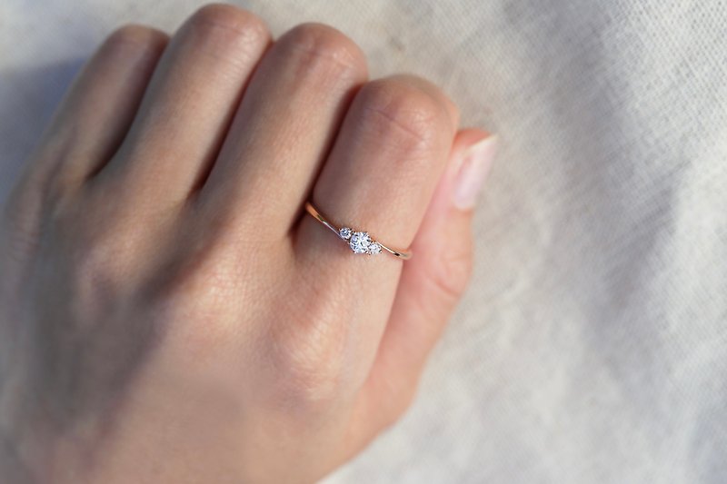 Simple three diamond K gold ring - แหวนทั่วไป - เพชร สึชมพู